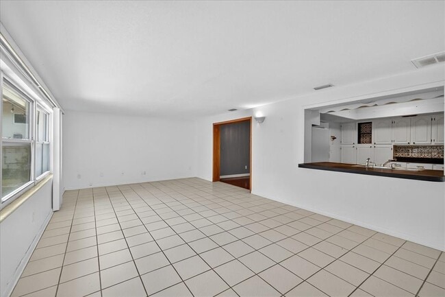 Building Photo - 215 Edgewater Dr