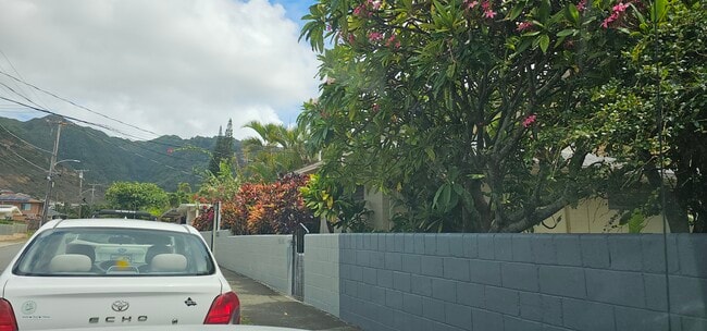 Building Photo - 439 Kuliouou Rd