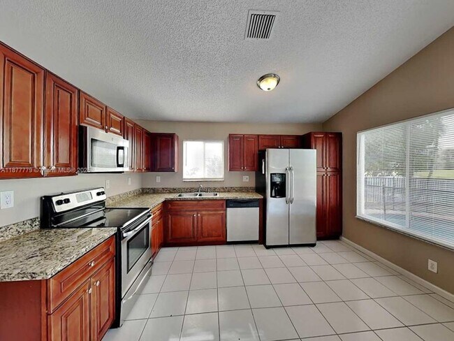 Primary Photo - 1401 Banyan Cir