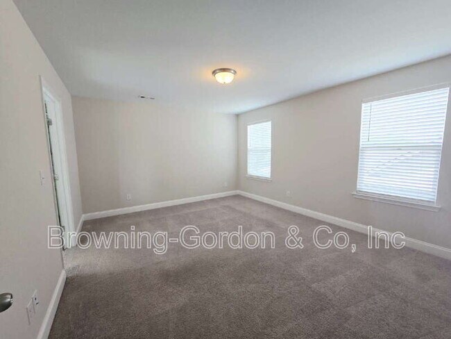 Building Photo - 554 Oakvale Ln