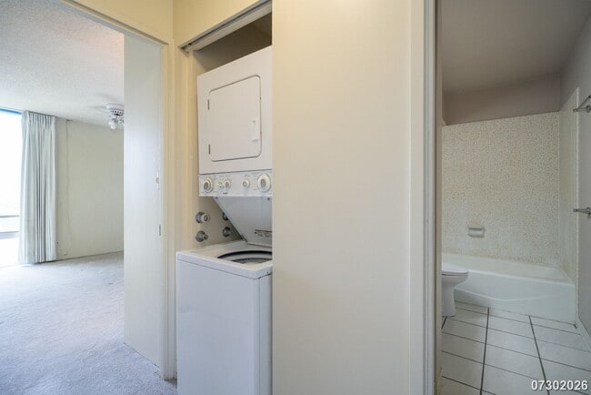 Building Photo - $3,000 / 2 Bed / 2 Bath / 2 Parking – Colonnade on The Green