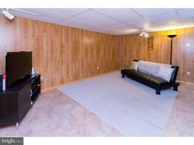 Building Photo - 137 Discovery Ct