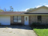 Building Photo - **Move-In Special: $400 off 1st mo **880 N...