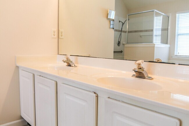 Building Photo - 8898 Canopy Oaks Dr