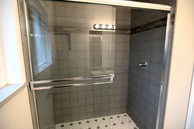 Building Photo - 615 E 22nd St