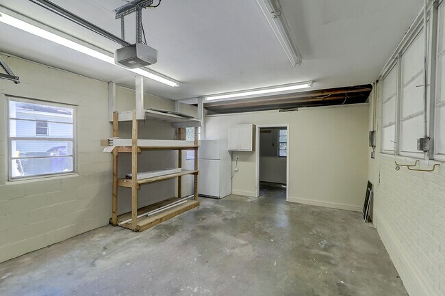 Building Photo - Renovated Brick Ranch!