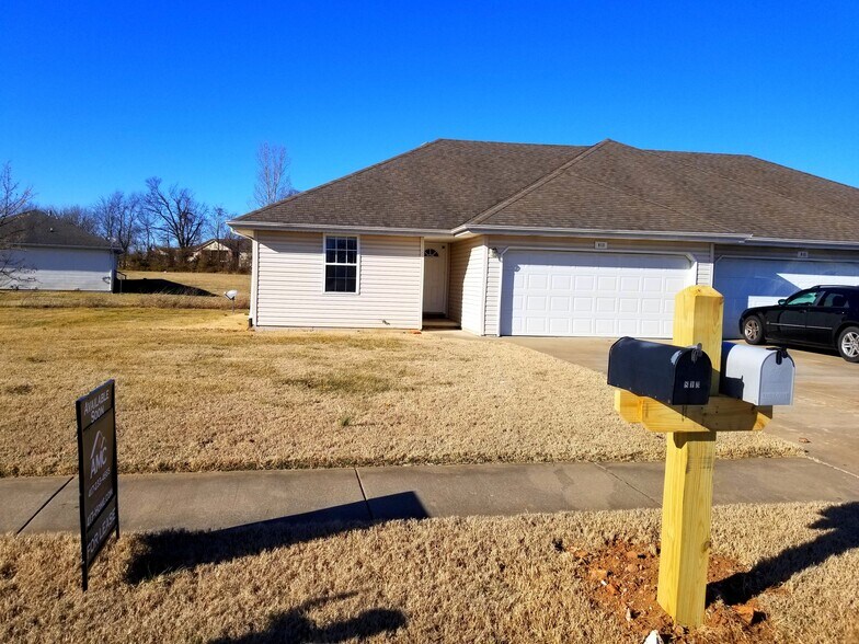 Building Photo - 813 N Pinewood Ave