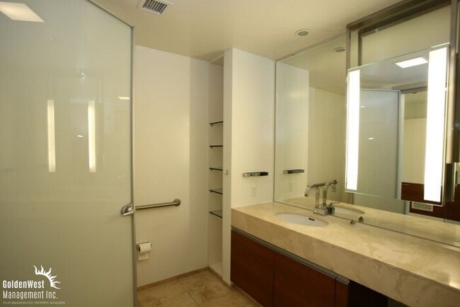 Building Photo - Luxurious State of the Art Studio on the 19th Floor of Veer Towers.