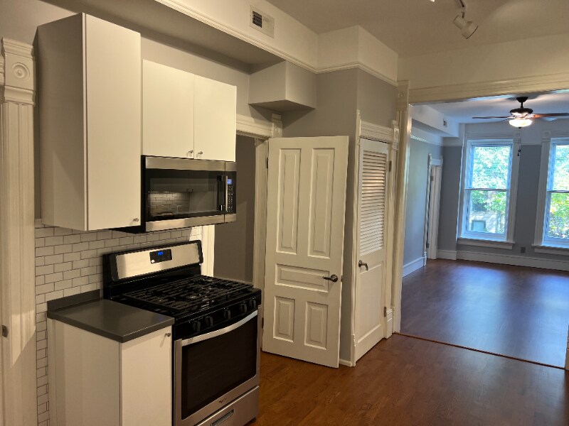 Building Photo - 1102 N Wolcott Ave