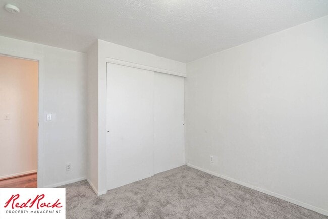 Building Photo - Charming 2 Bed / 1 Bath Apartment in a Prime Location