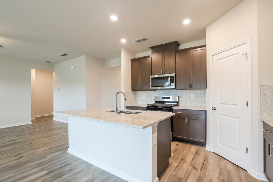 Building Photo - 5910 Green Ash Ct