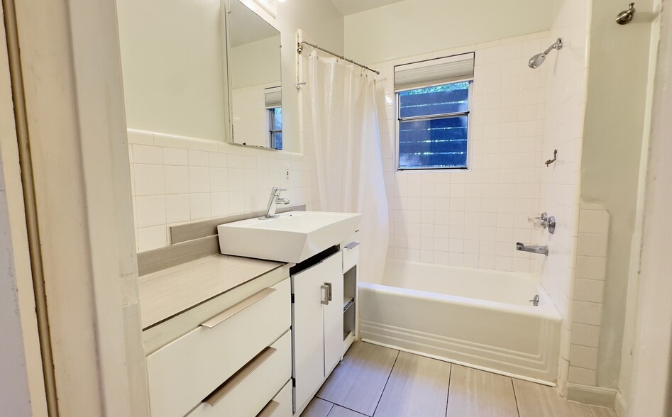 Main Bath - 2353 Duane St