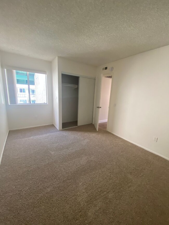 Building Photo - Newly Remodeled 2 Bedroom 1 1/2 Bath Upsta...