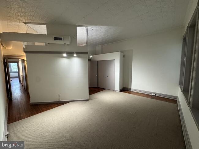 Building Photo - 328 S Broadway