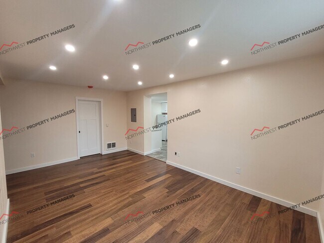 Building Photo - R290