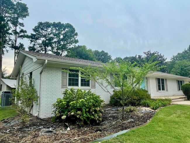 Building Photo - Turnkey Renovated Home!