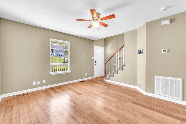 Building Photo - Amazing 3 bedroom 2 bathroom close to Fort...