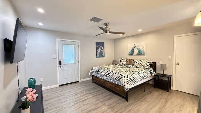 Building Photo - Furnished Ranch-Style Home with Casita – O...