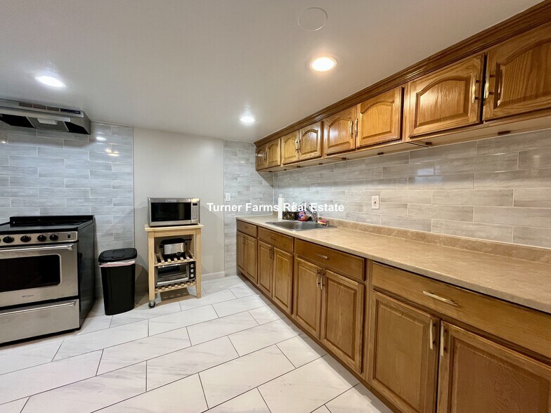 Building Photo - 77 Fairfax St