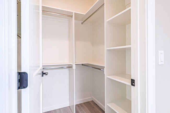Building Photo - Newly built 4 bed/4 bath townhome in a 6-u...