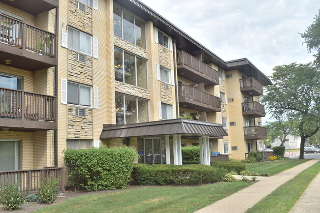 Primary Photo - 2226 S Goebbert Rd