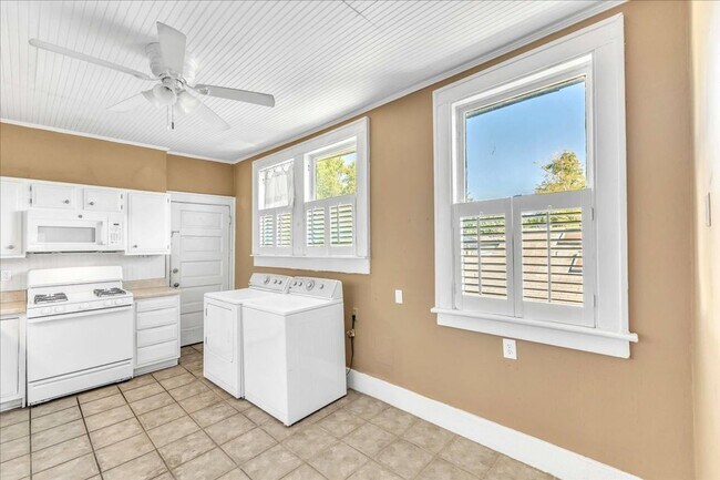 Building Photo - Upstairs Large 3 bedroom apartment in Ardsley Park