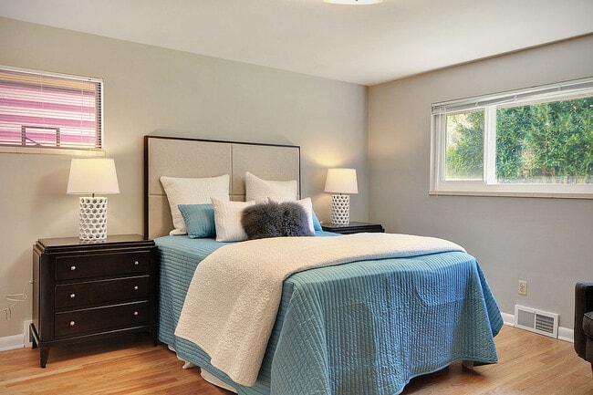 Building Photo - Mid Century Modern in Maple Leaf