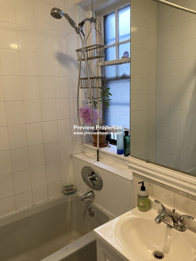 Building Photo - 1572 Commonwealth Ave