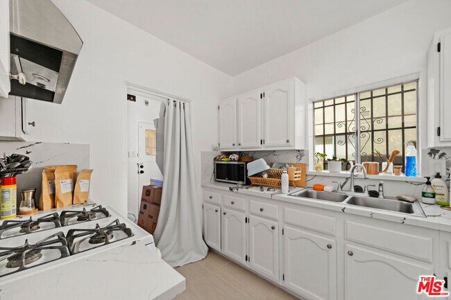 Building Photo - 8544 Saturn St