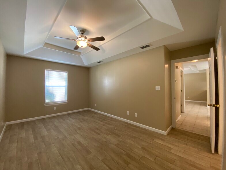 Building Photo - 1209 Swallow Ave