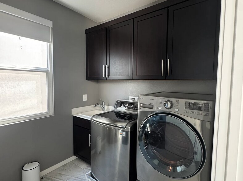 Building Photo - 217 Cromarty St