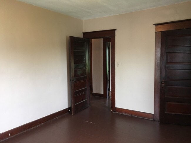 Building Photo - 3 Bed 1 Bathroom Available in Springfield +