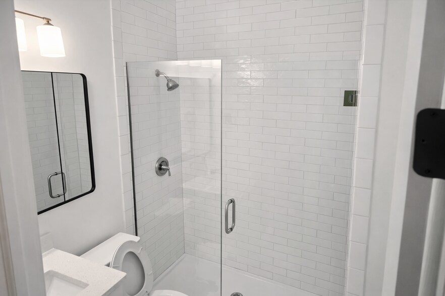 Building Photo - 1533 N Western Ave