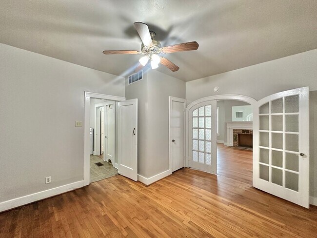 Building Photo - College Ave Triplex