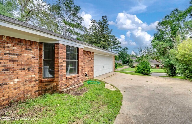 Building Photo - 9 Treeway Dr