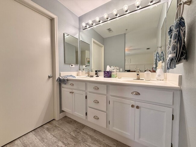 Building Photo - Beautifully Updated Home with Modern Finishes & Private Backyard Retreat!