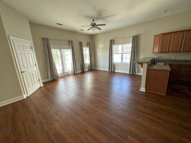 Building Photo - Upper Level Apartment in Wyndhurst