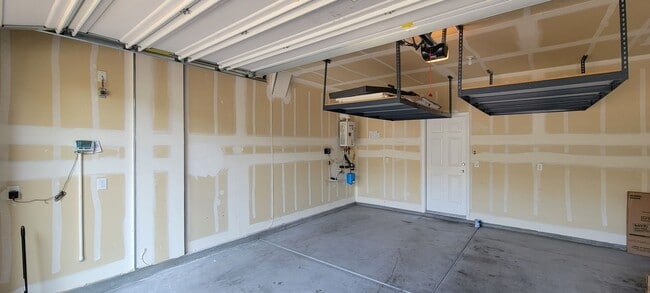 Building Photo - 4 bedroom plus roof top deck 1 bedroom dow...