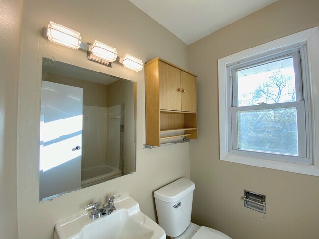 Building Photo - 2237 Wentworth Ave