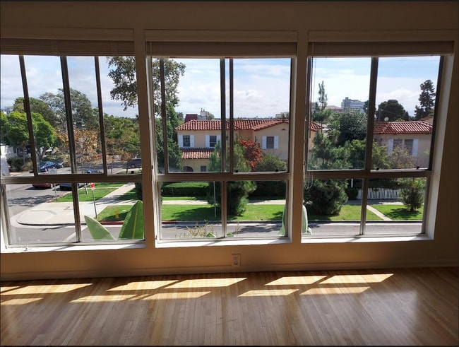 Livingroom - South View - 960 17th Street - Apt 2