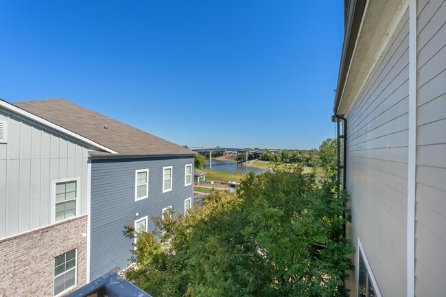 Building Photo - 380 Island Dr