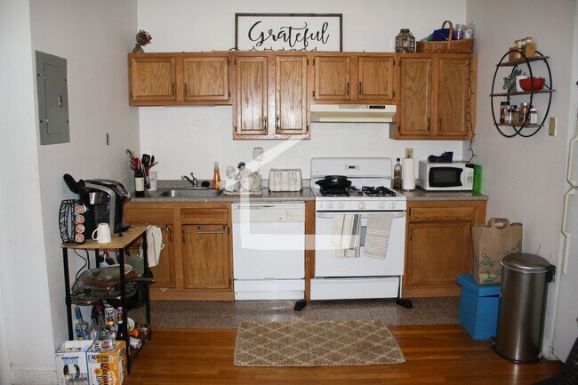 Building Photo - Great Value 4-bed, 2-bath w/ Heat/ Hot Water Included