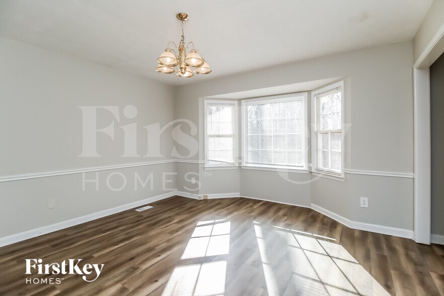 Building Photo - 1930 Fernwood Dr