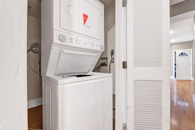 Building Photo - 1346 Kenyon St NW