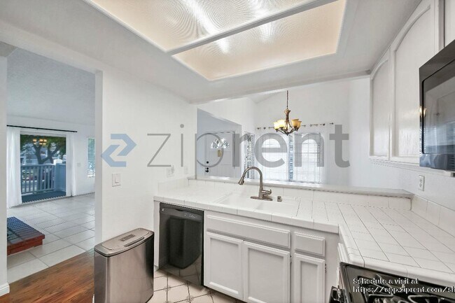 Building Photo - 1311 W Capitol Dr