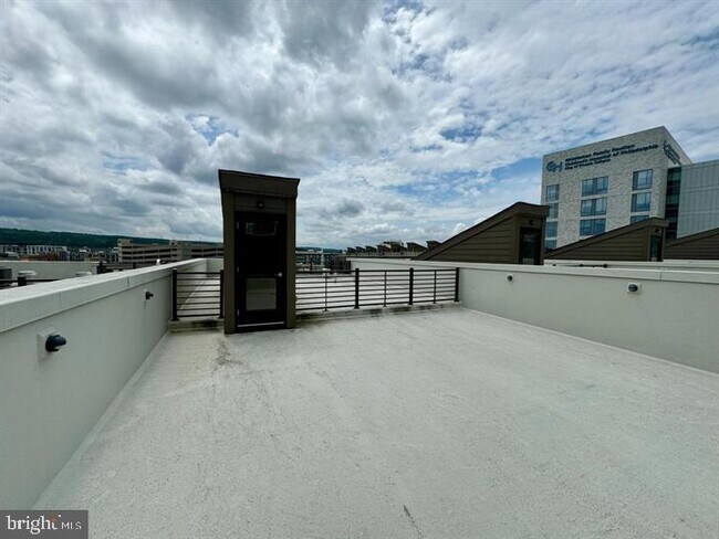 Building Photo - 906 Lakeview Ct