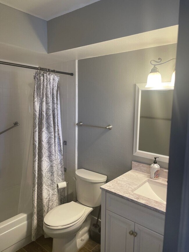 Building Photo - South Denver, 2 bed 2.5 bath Townhome, 2 Car Parking, Close to Light Rail