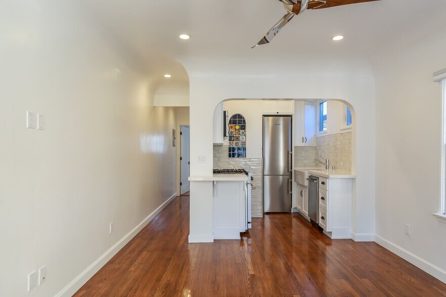 Building Photo - 915 Manhattan Ave