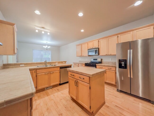 Building Photo - Move in ready 4 bed, 2.5 bath home W/ New Paint & Carpet!