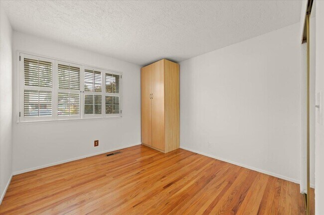 Building Photo - 1040 Fleetwood Dr